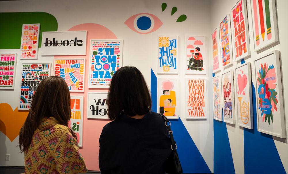 访问ors looking at exhibit of Lisa Congdon's "Hold It Lightly" at the SMC Museum of Art, October 2023