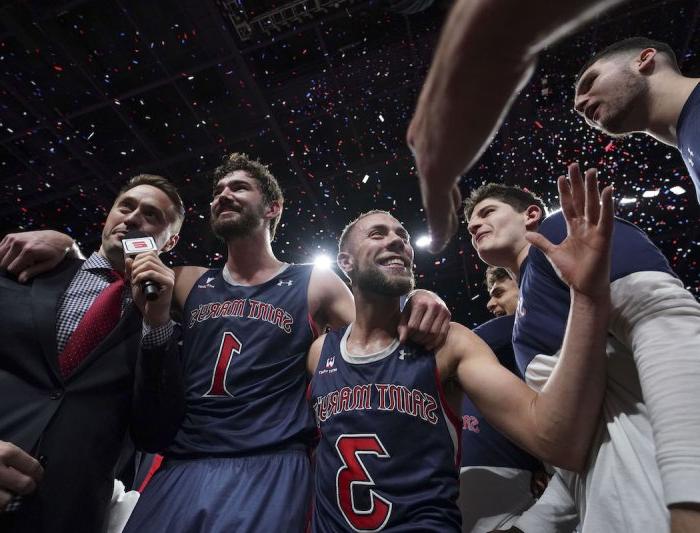 Jordan Ford and teammates high five at the WCC Championship